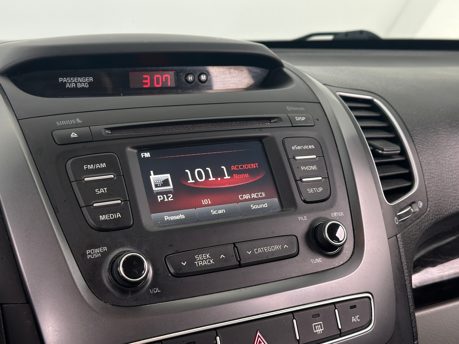 Thumbnail: 2015 Kia Sorento - 4