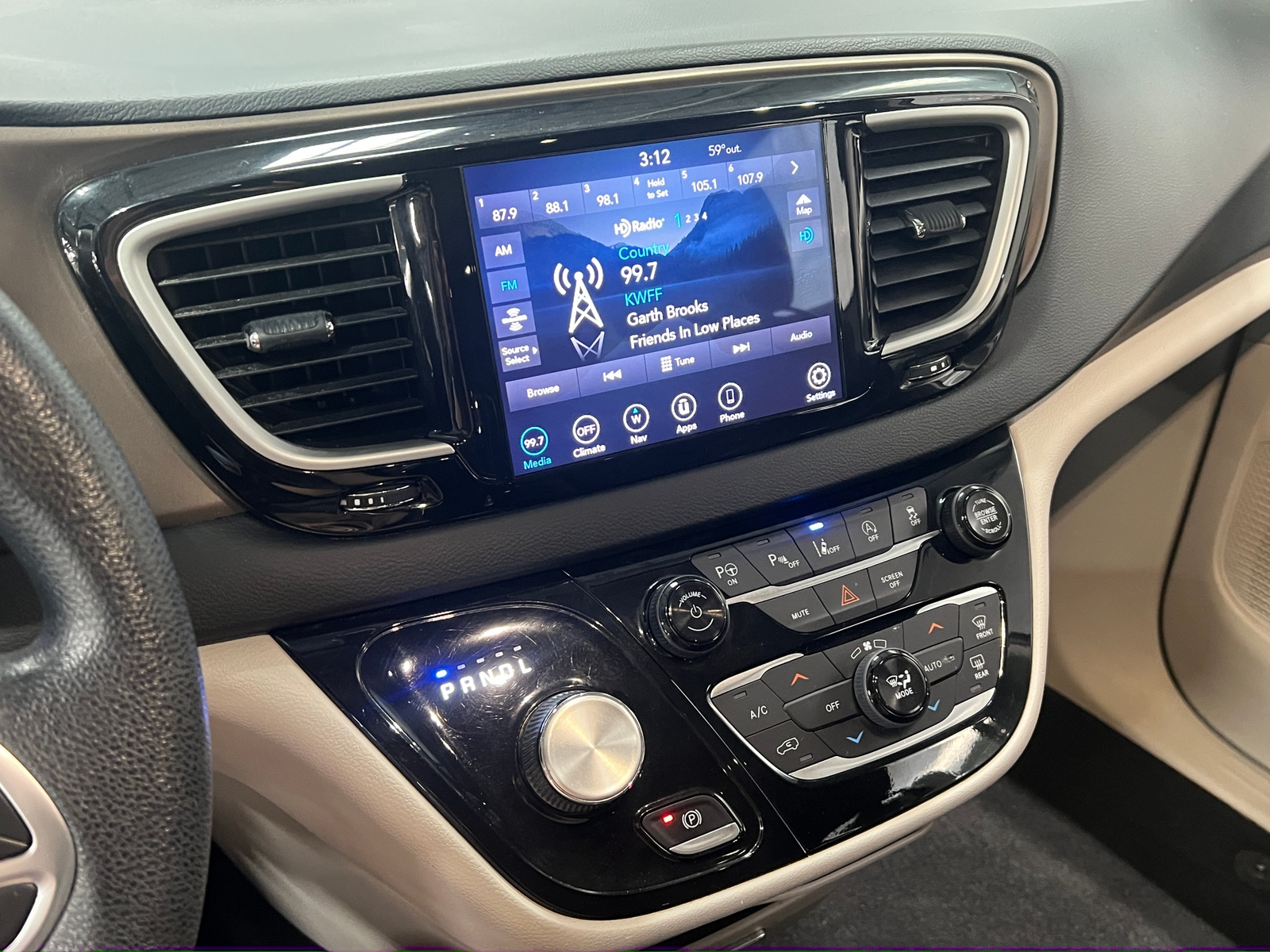 Thumbnail: 2019 Chrysler Pacifica - 4