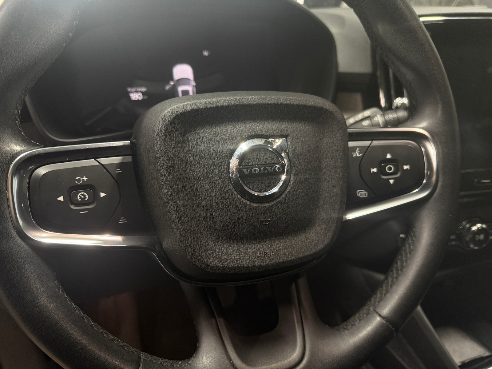 Thumbnail: 2023 Volvo XC40 - 4