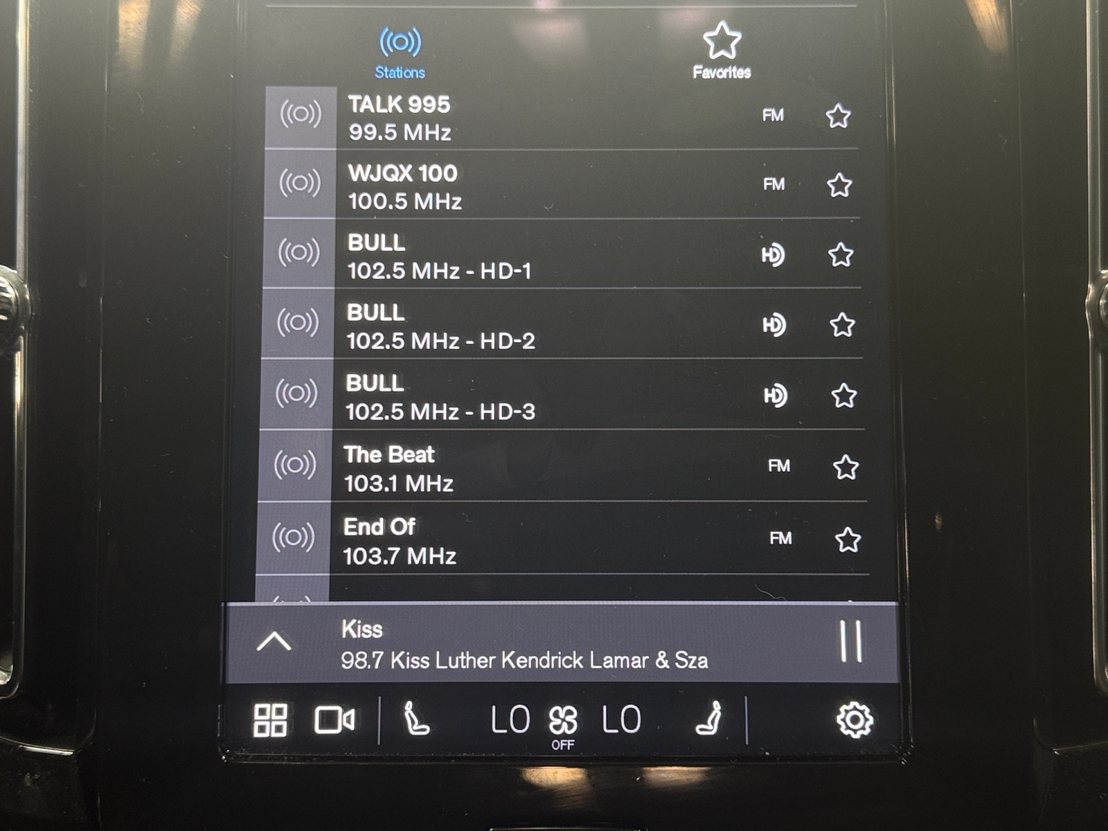 Thumbnail: 2023 Volvo XC40 - 3