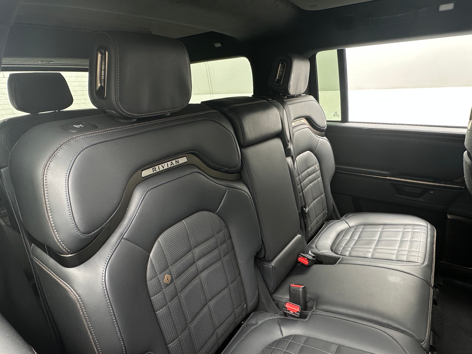 Thumbnail: 2025 Rivian R1S - 5