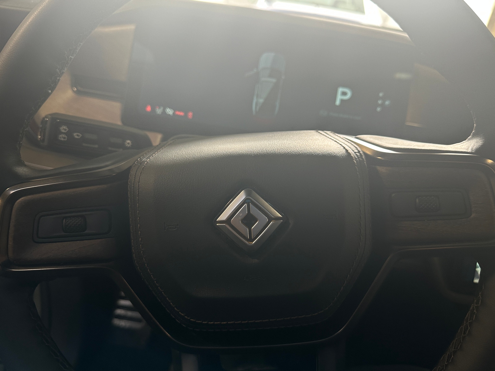 Thumbnail: 2025 Rivian R1S - 4