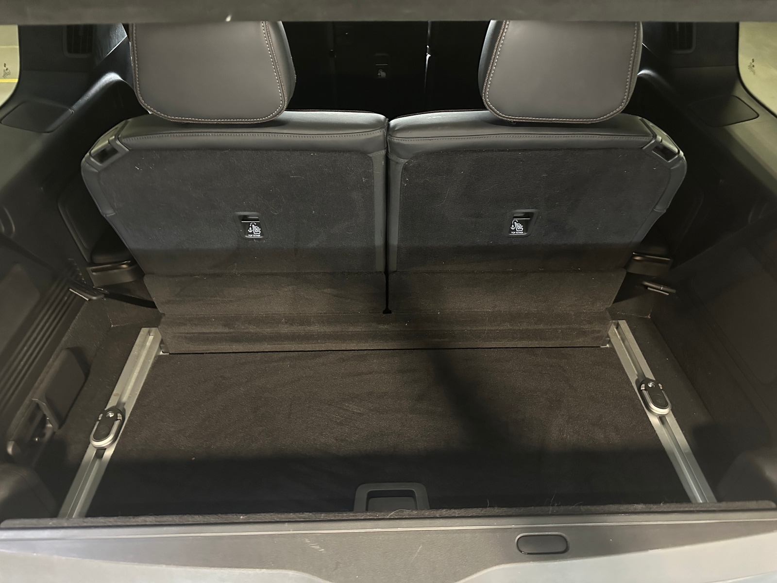 Thumbnail: 2025 Rivian R1S - 6