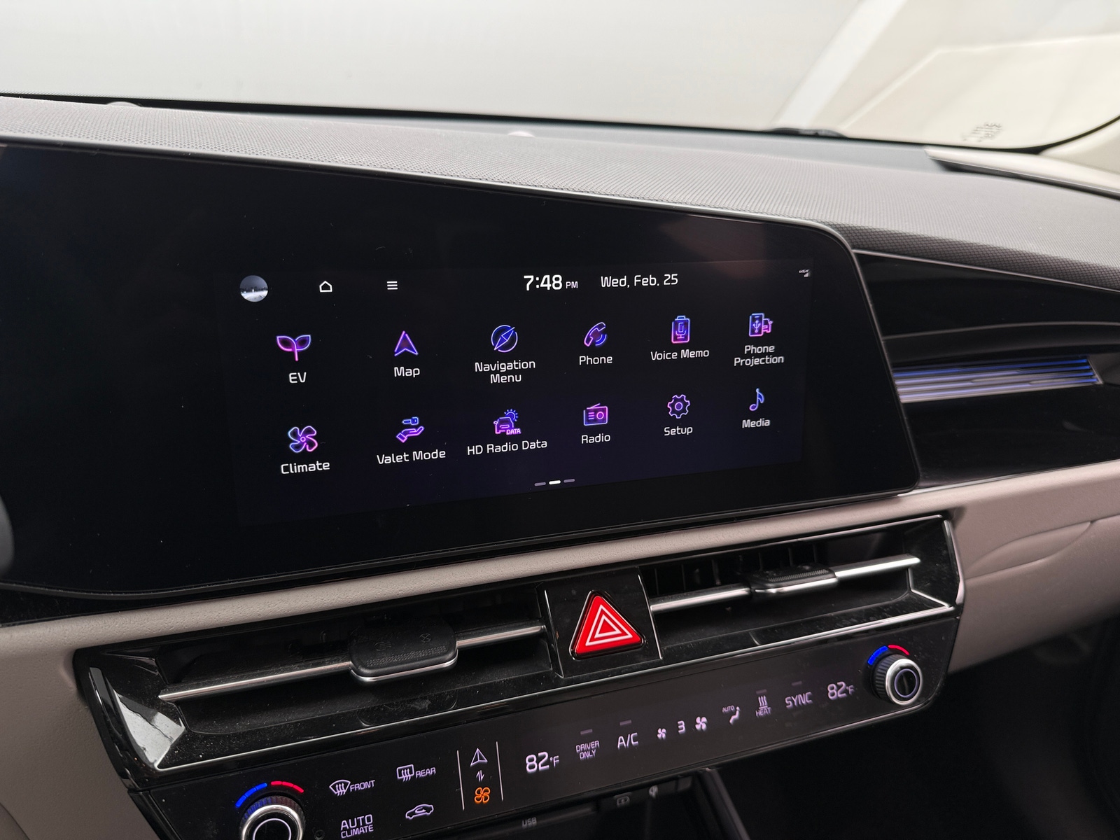 Thumbnail: 2023 Kia Niro - 4