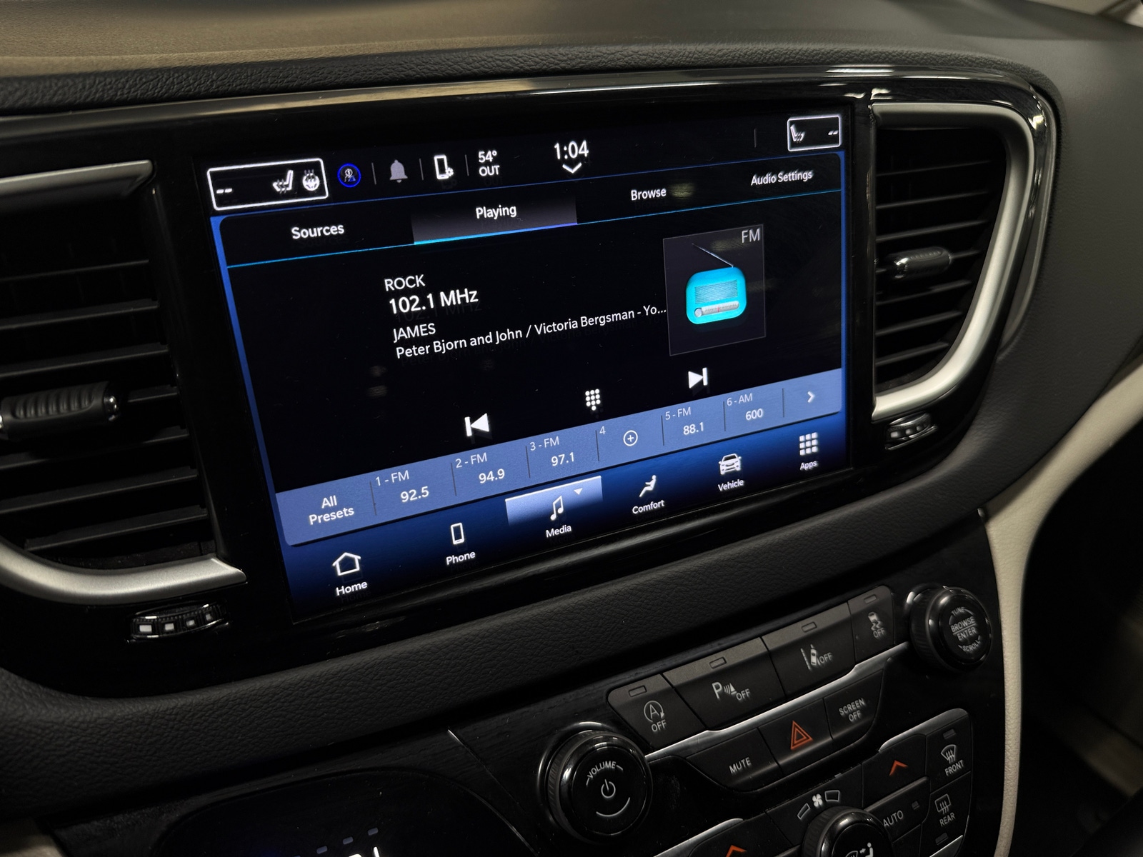 Thumbnail: 2023 Chrysler Pacifica - 3