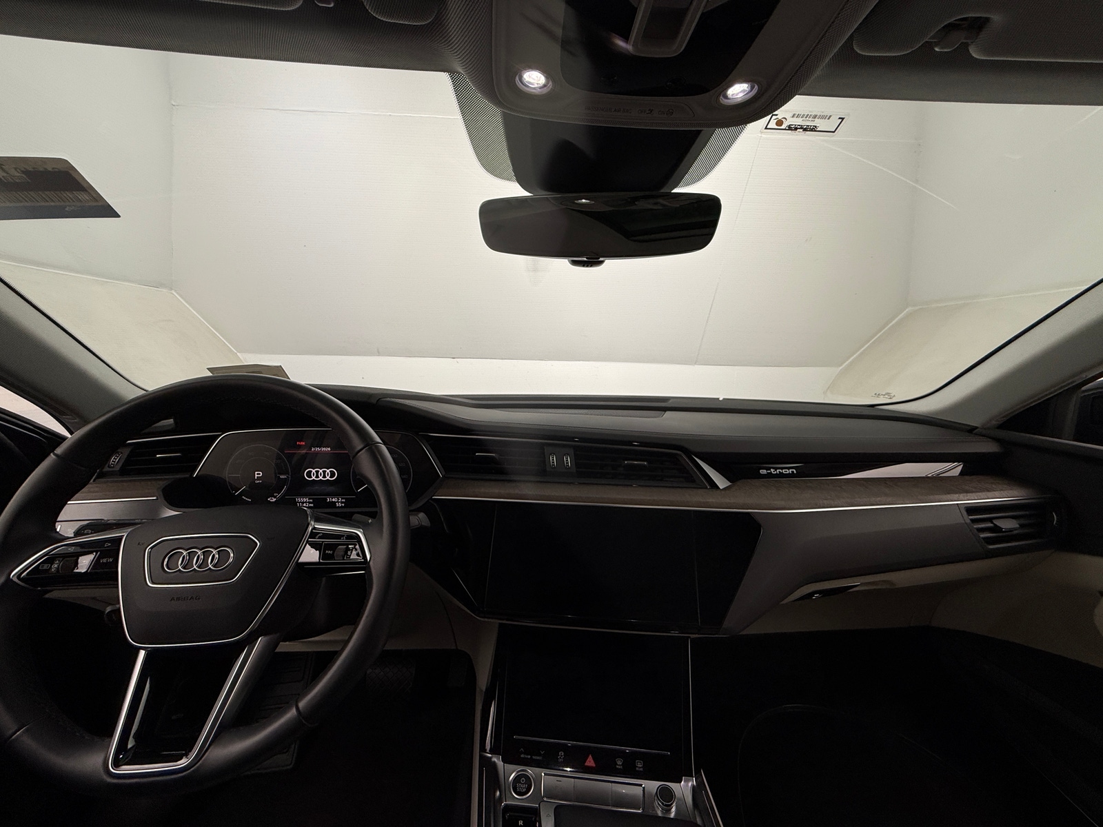 Thumbnail: 2022 Audi e-tron S - 2