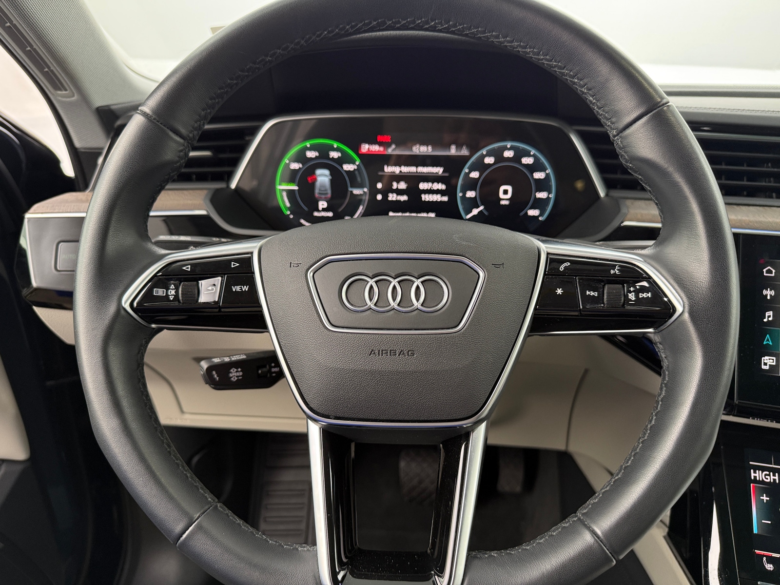 Thumbnail: 2022 Audi e-tron S - 4