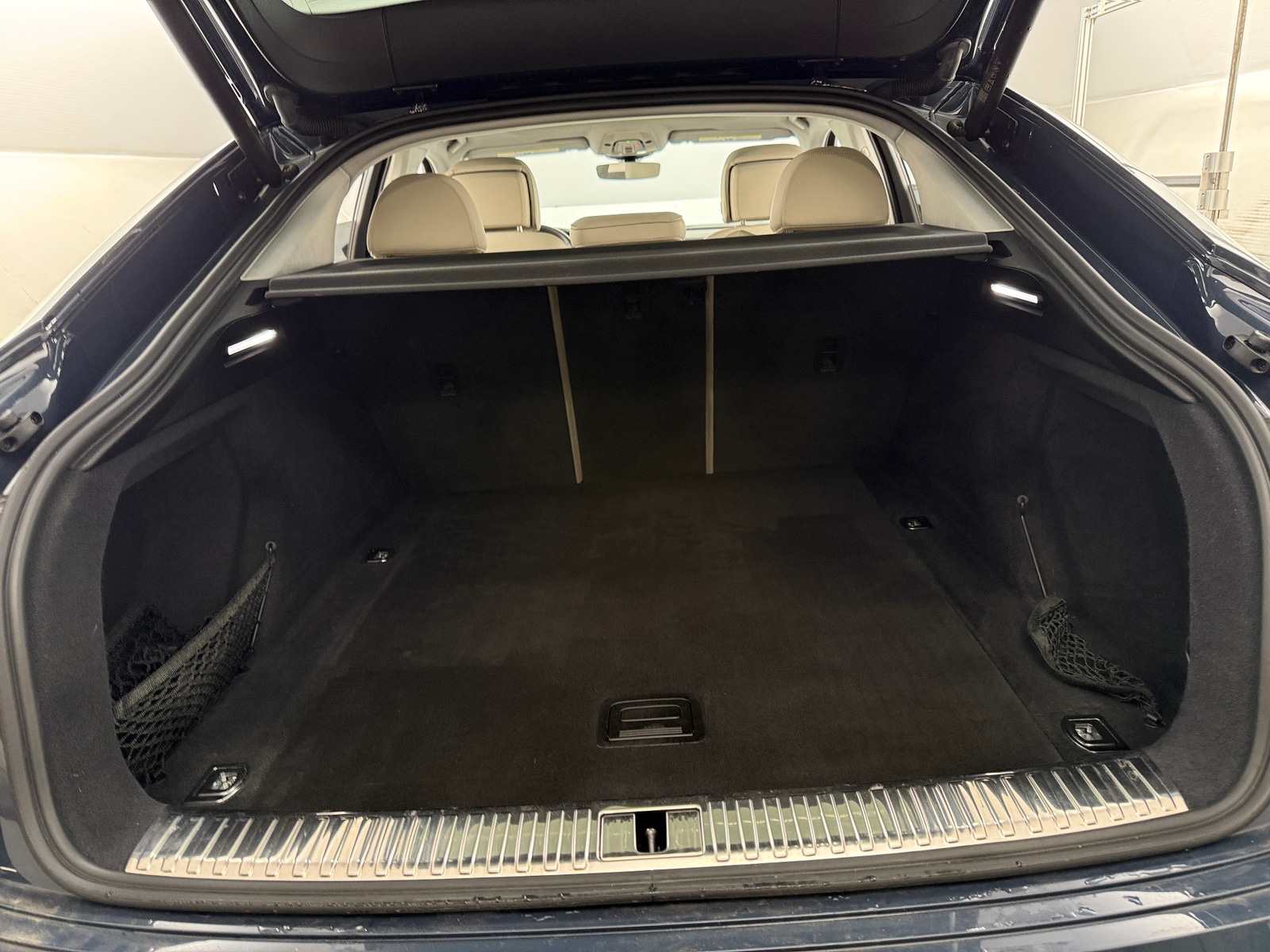 Thumbnail: 2022 Audi e-tron S - 6