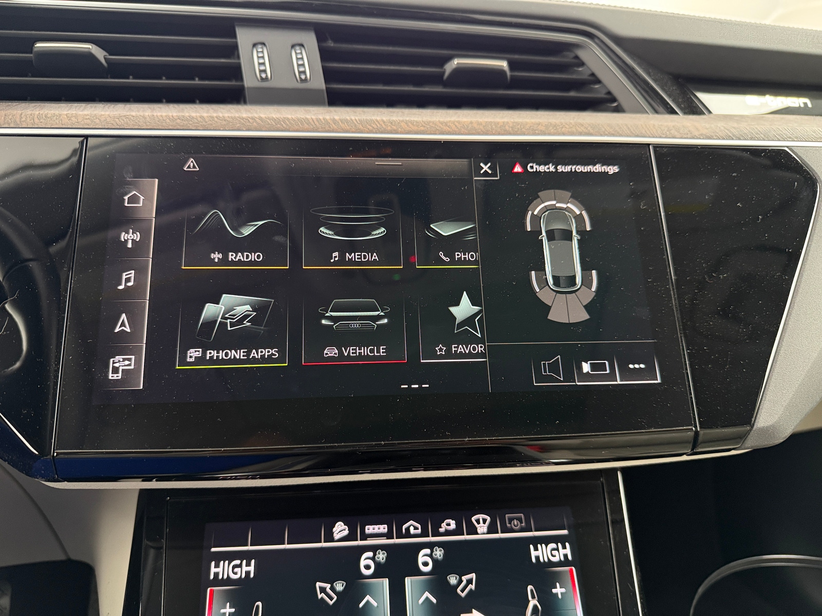 Thumbnail: 2022 Audi e-tron S - 3