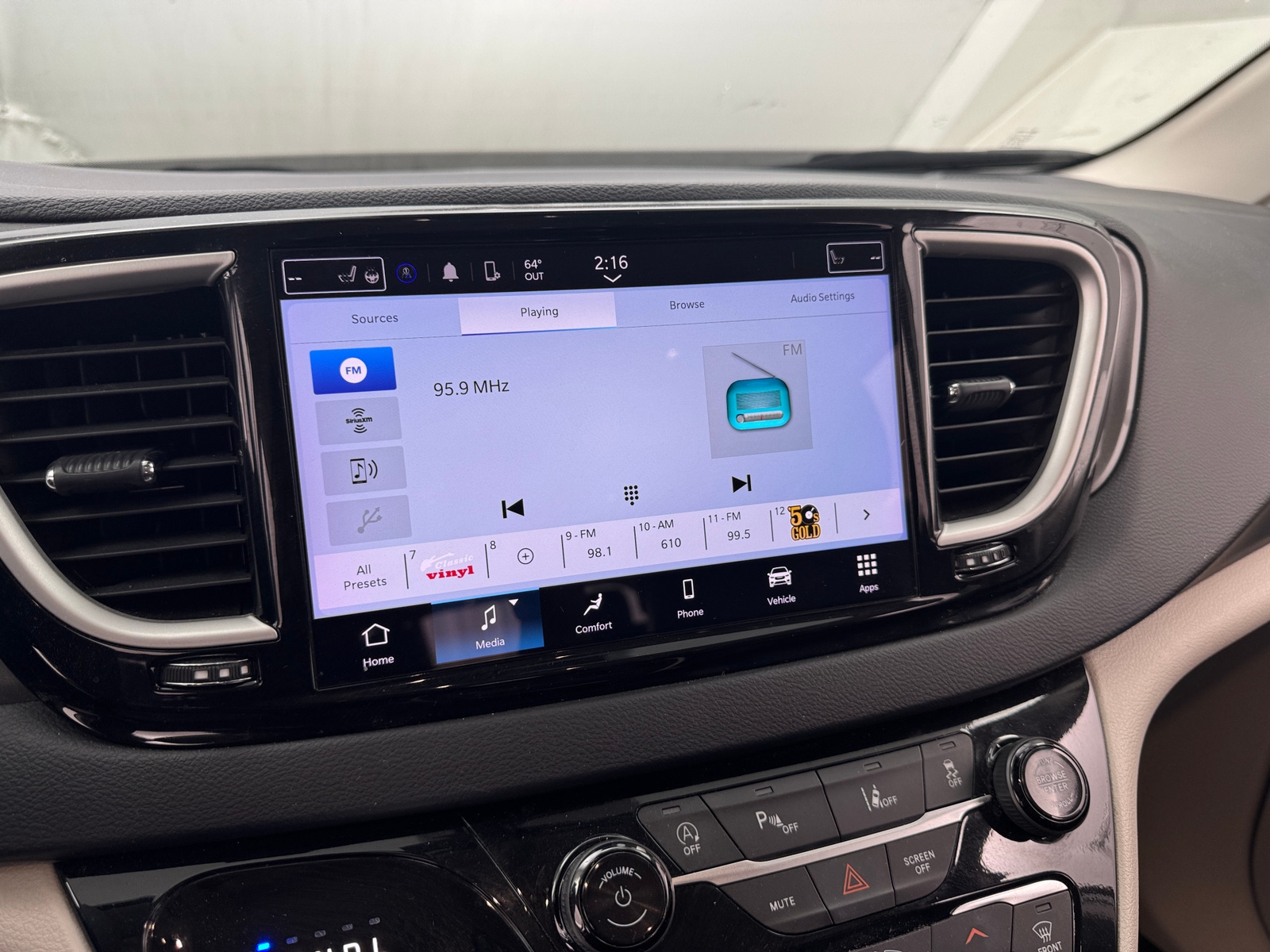 Thumbnail: 2024 Chrysler Pacifica - 3