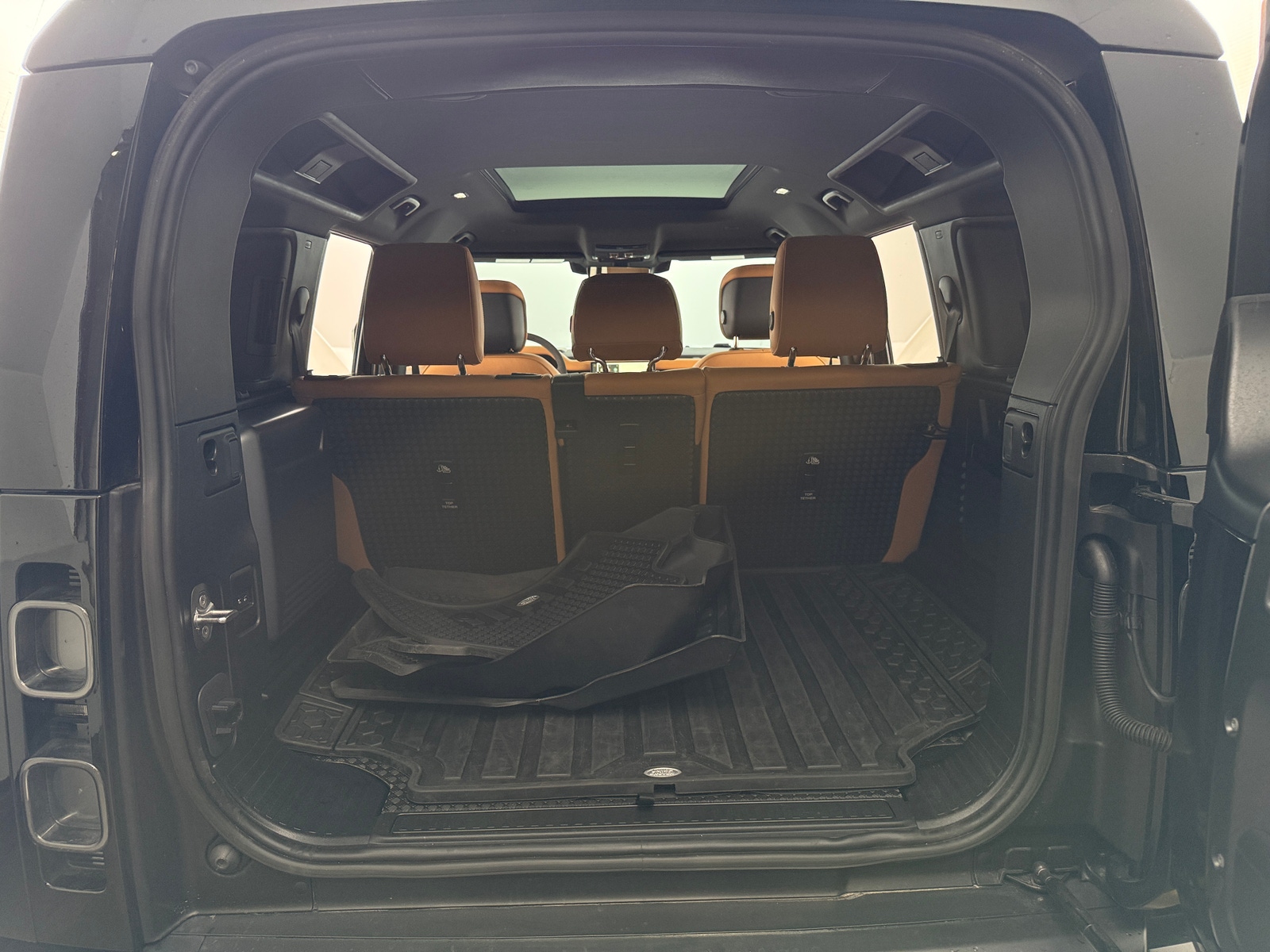 Thumbnail: 2023 Land Rover Defender - 6