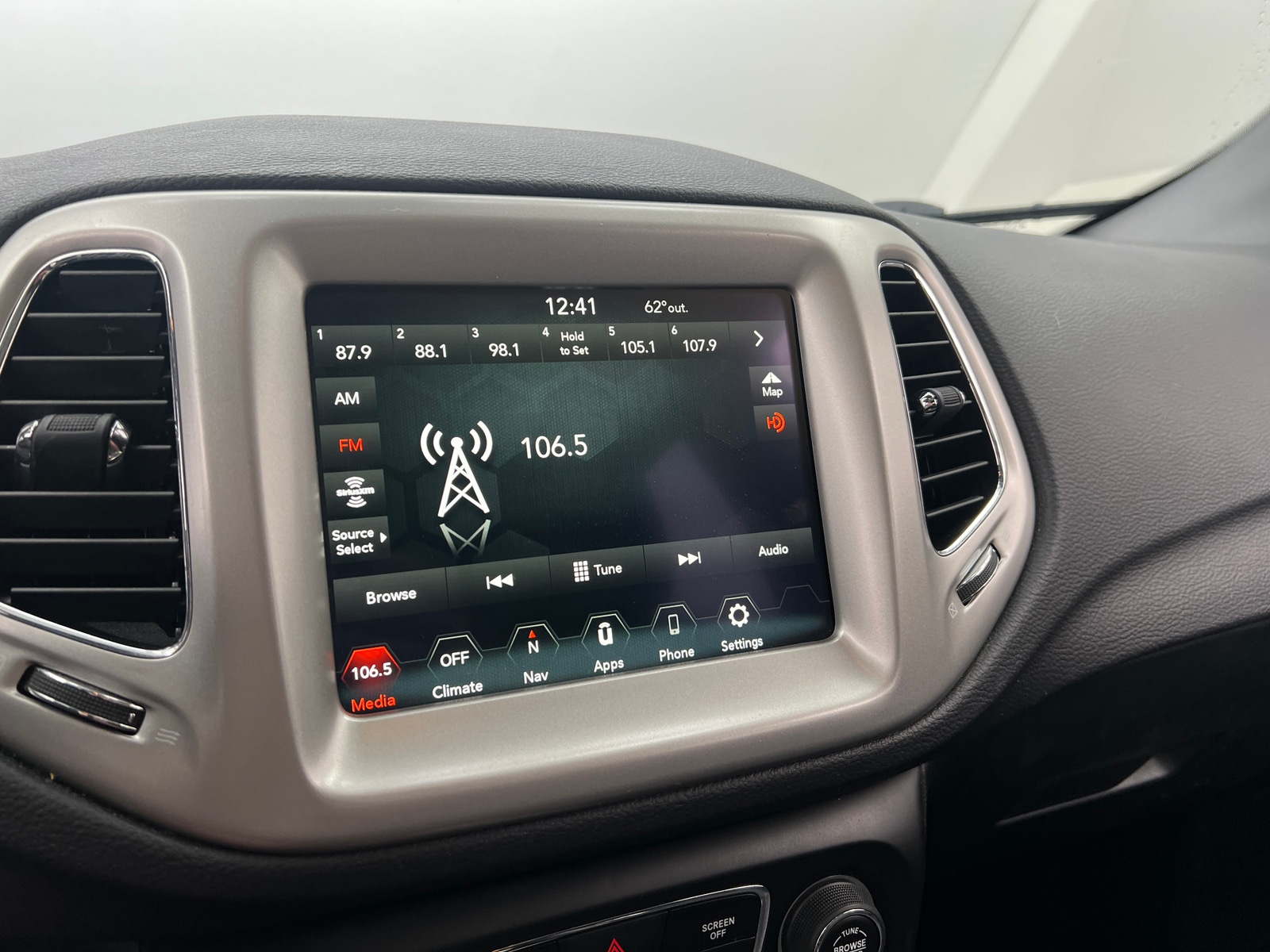 Thumbnail: 2021 Jeep Compass - 3