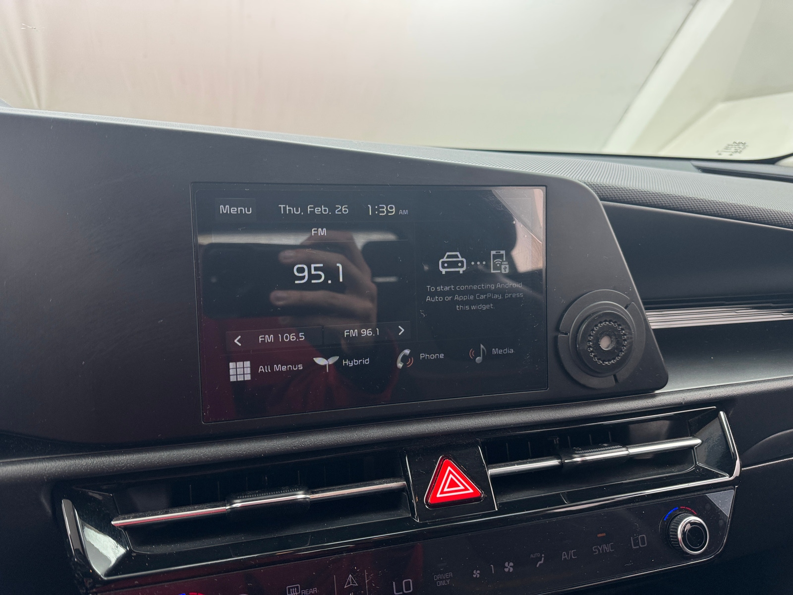 Thumbnail: 2023 Kia Niro - 4