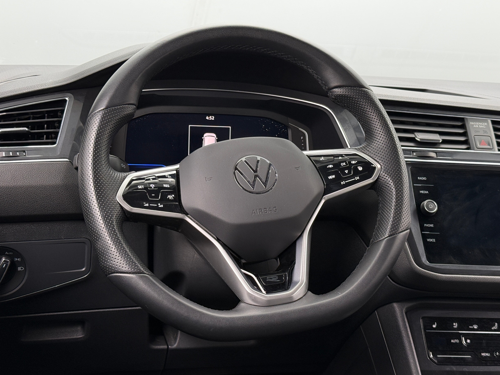 Thumbnail: 2023 Volkswagen Tiguan - 4