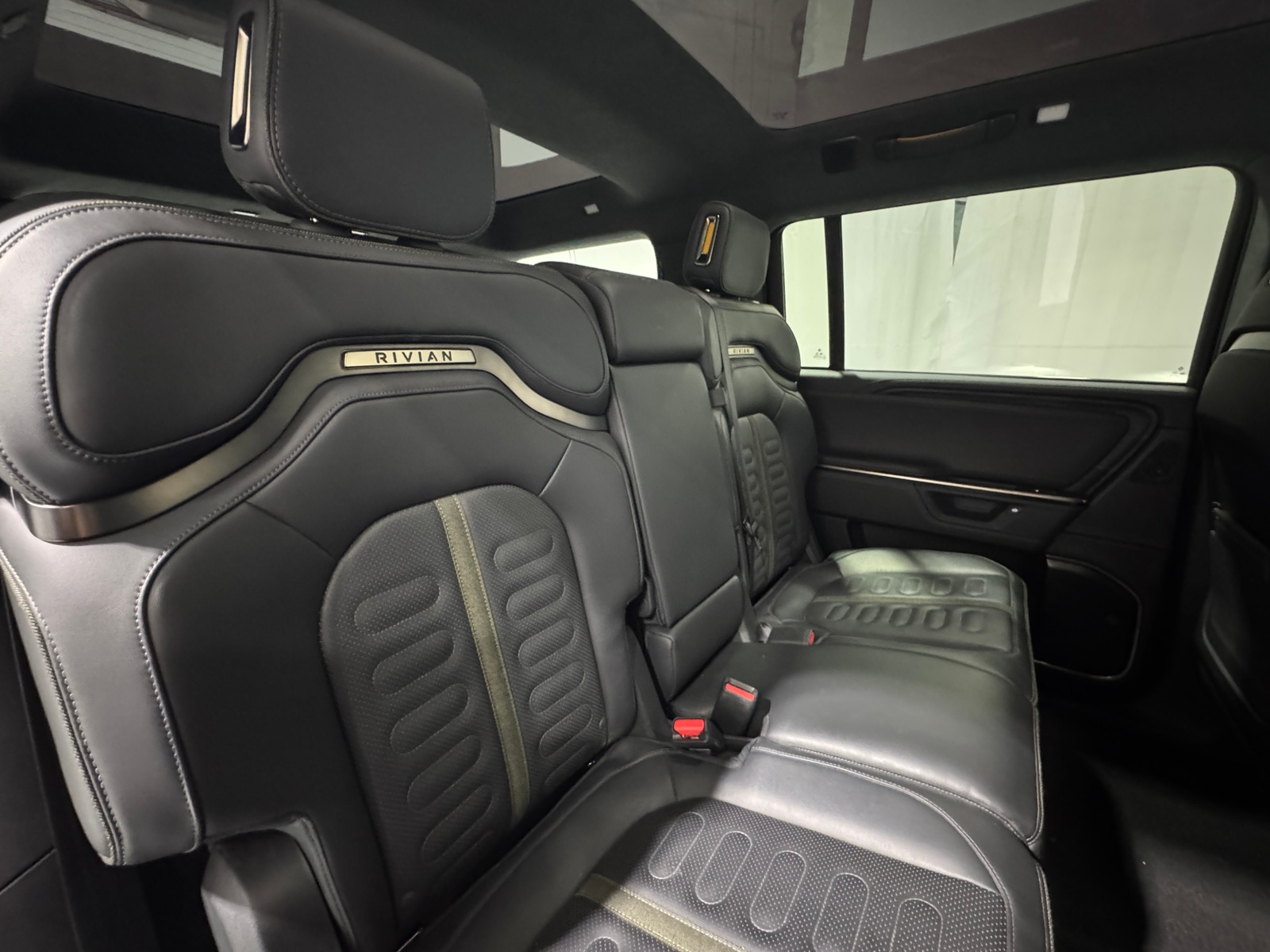 Thumbnail: 2025 Rivian R1S - 5