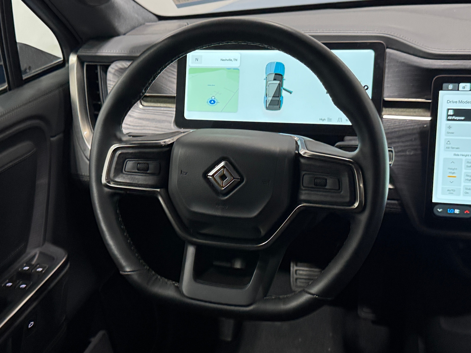 Thumbnail: 2025 Rivian R1S - 4