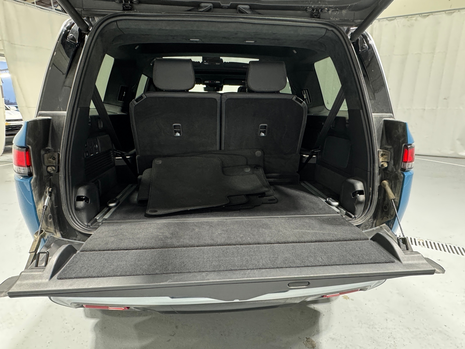 Thumbnail: 2025 Rivian R1S - 6