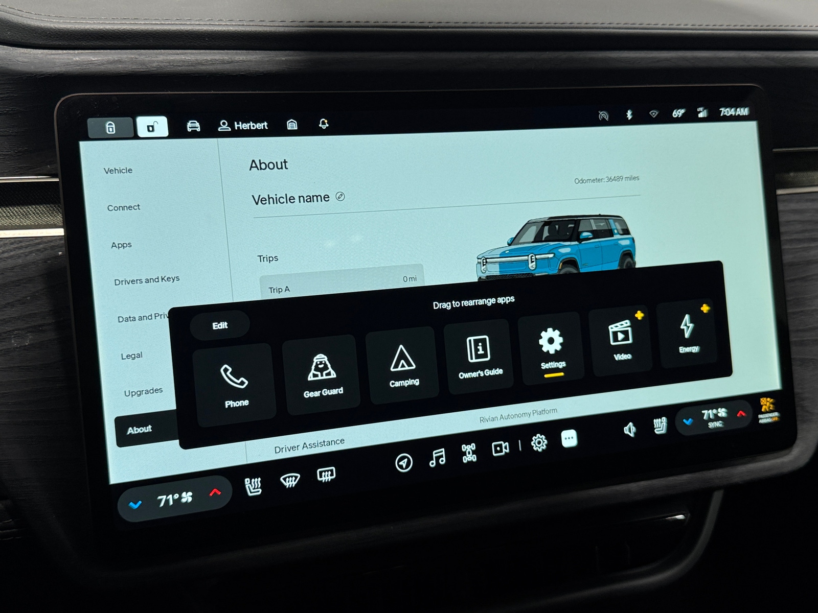 Thumbnail: 2025 Rivian R1S - 3