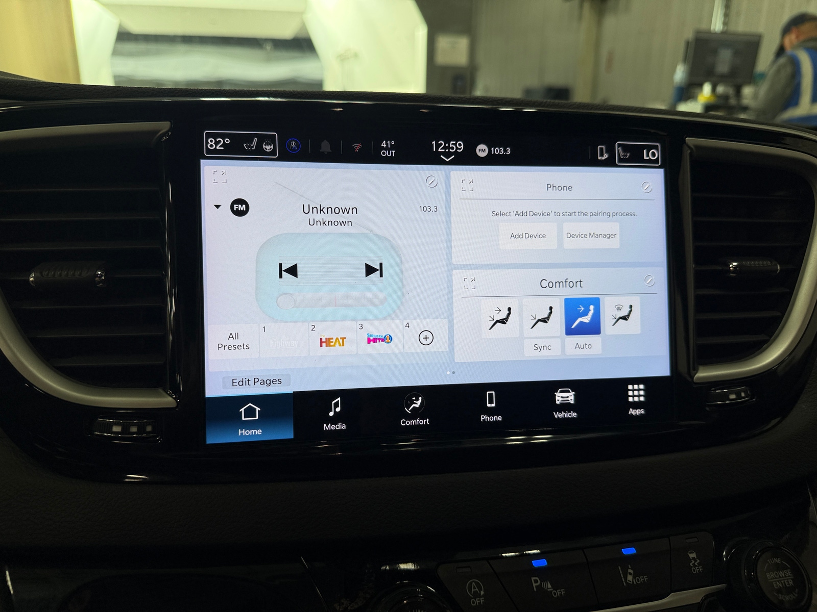 Thumbnail: 2025 Chrysler Pacifica - 3