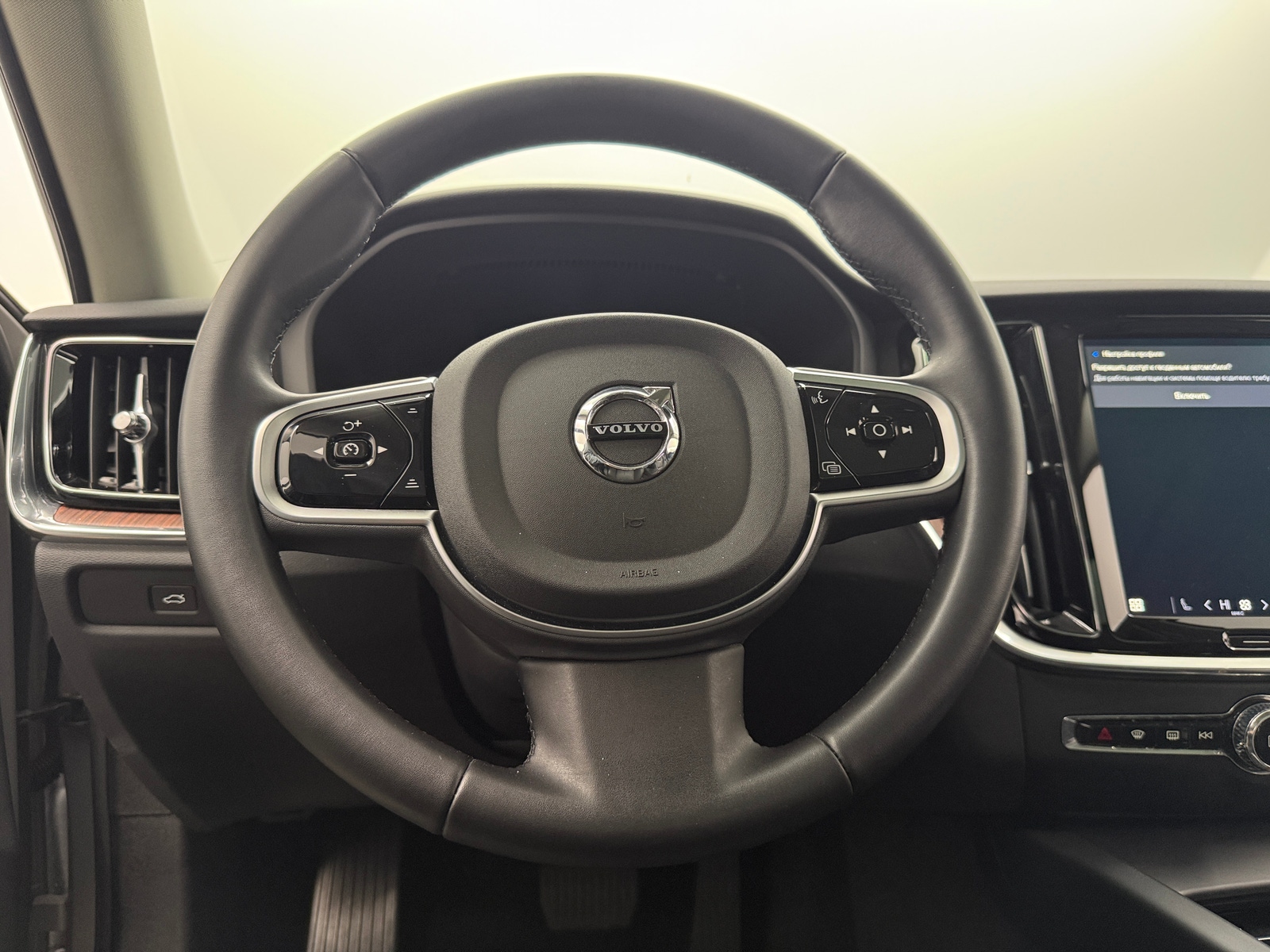 Thumbnail: 2025 Volvo V60 - 4