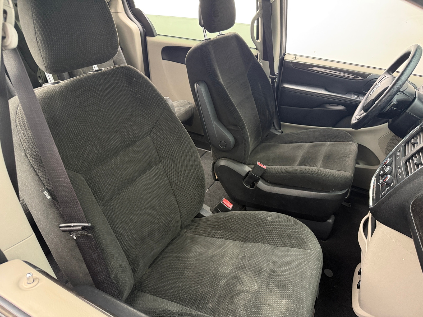 Thumbnail: 2016 Dodge Grand Caravan - 2