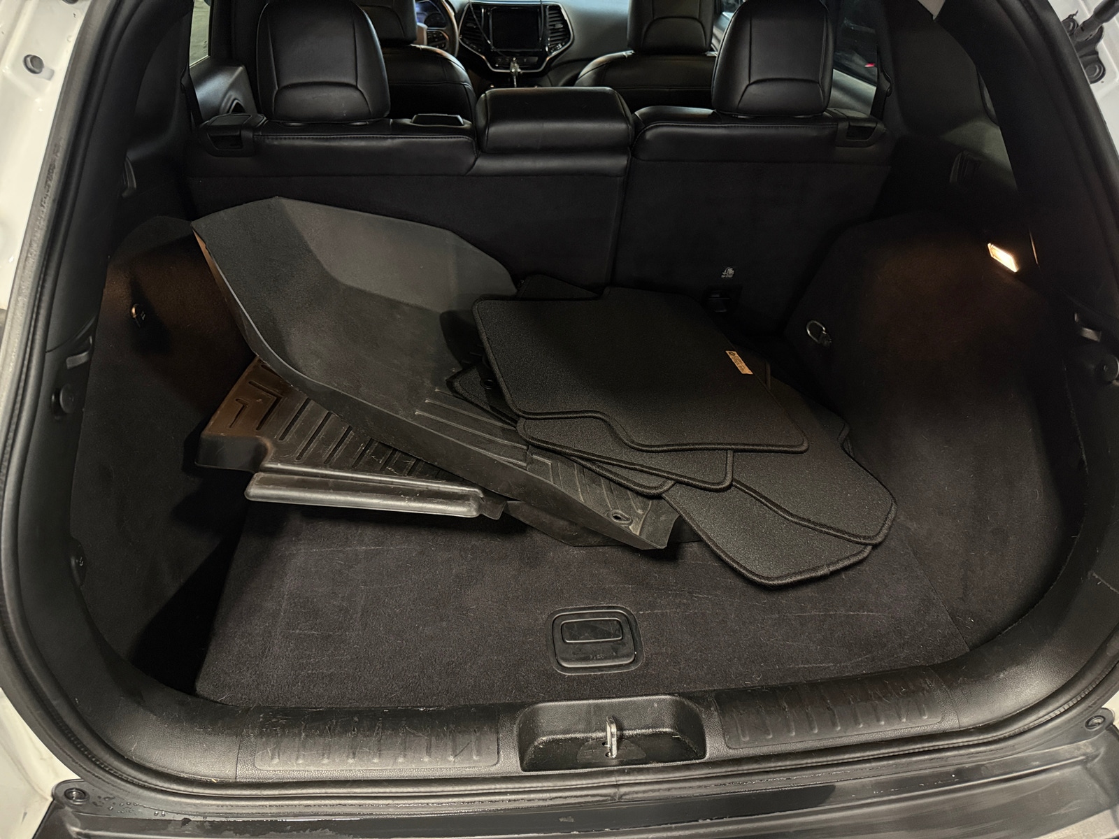 Thumbnail: 2019 Jeep Cherokee - 6