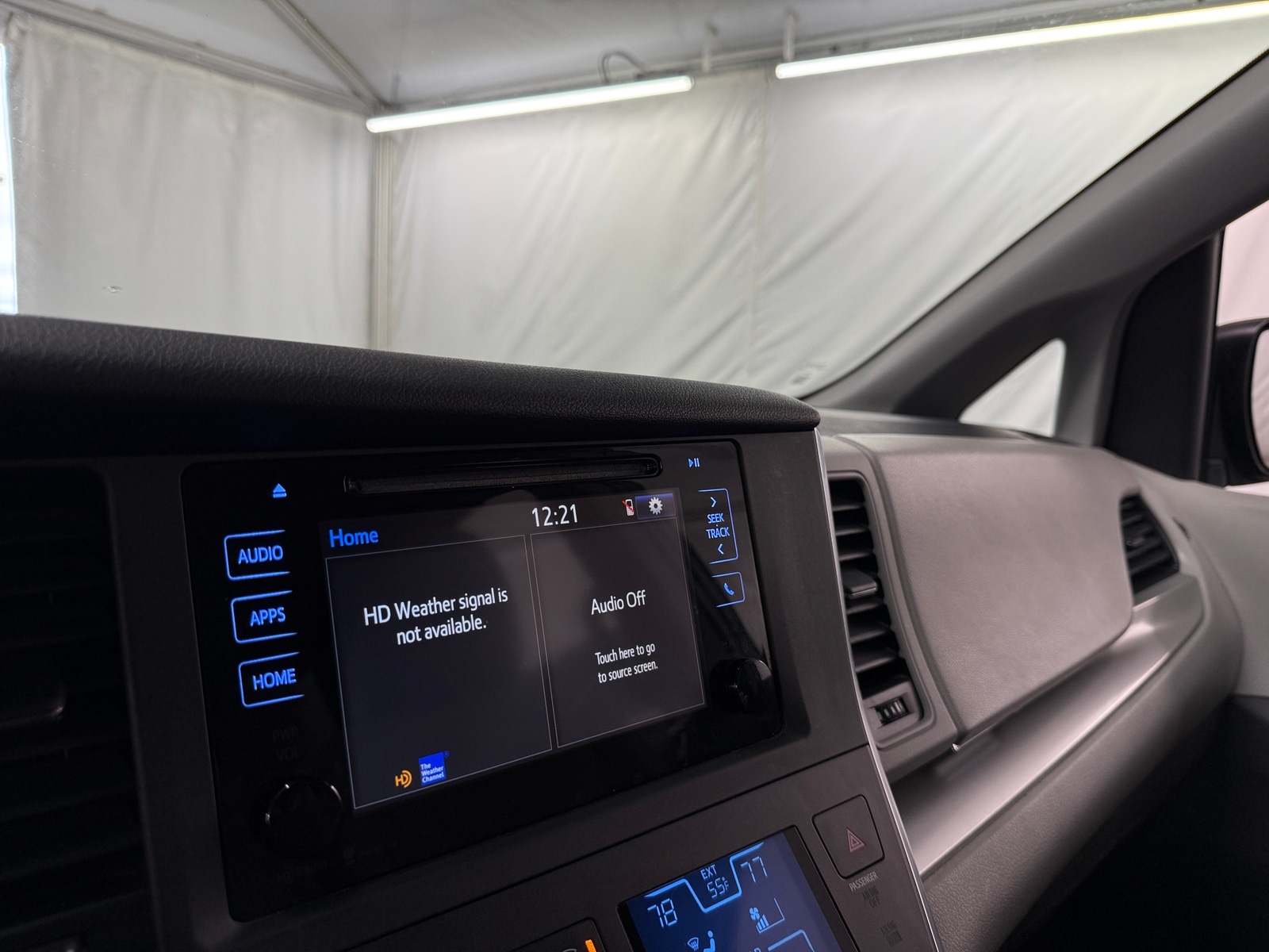 Thumbnail: 2015 Toyota Sienna - 4