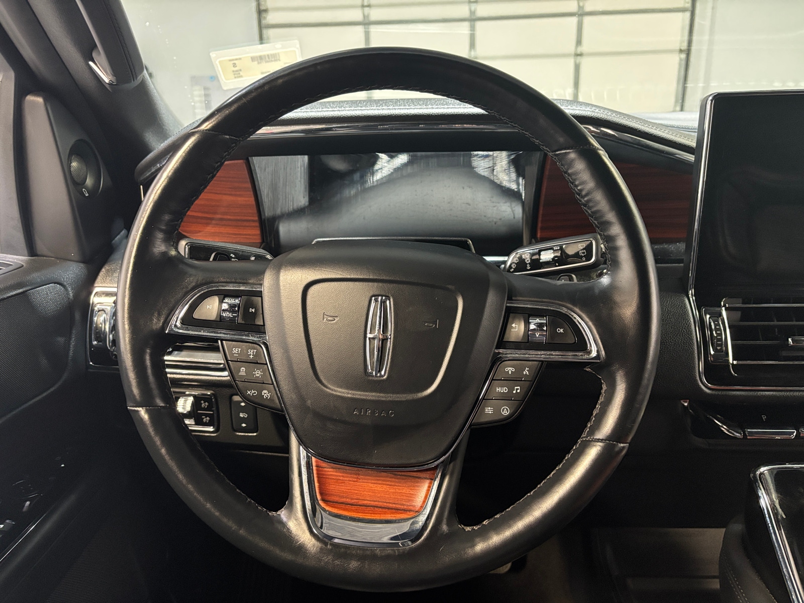 Thumbnail: 2024 Lincoln Navigator - 4