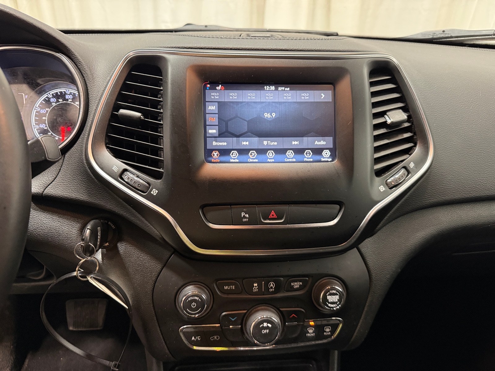 Thumbnail: 2019 Jeep Cherokee - 4