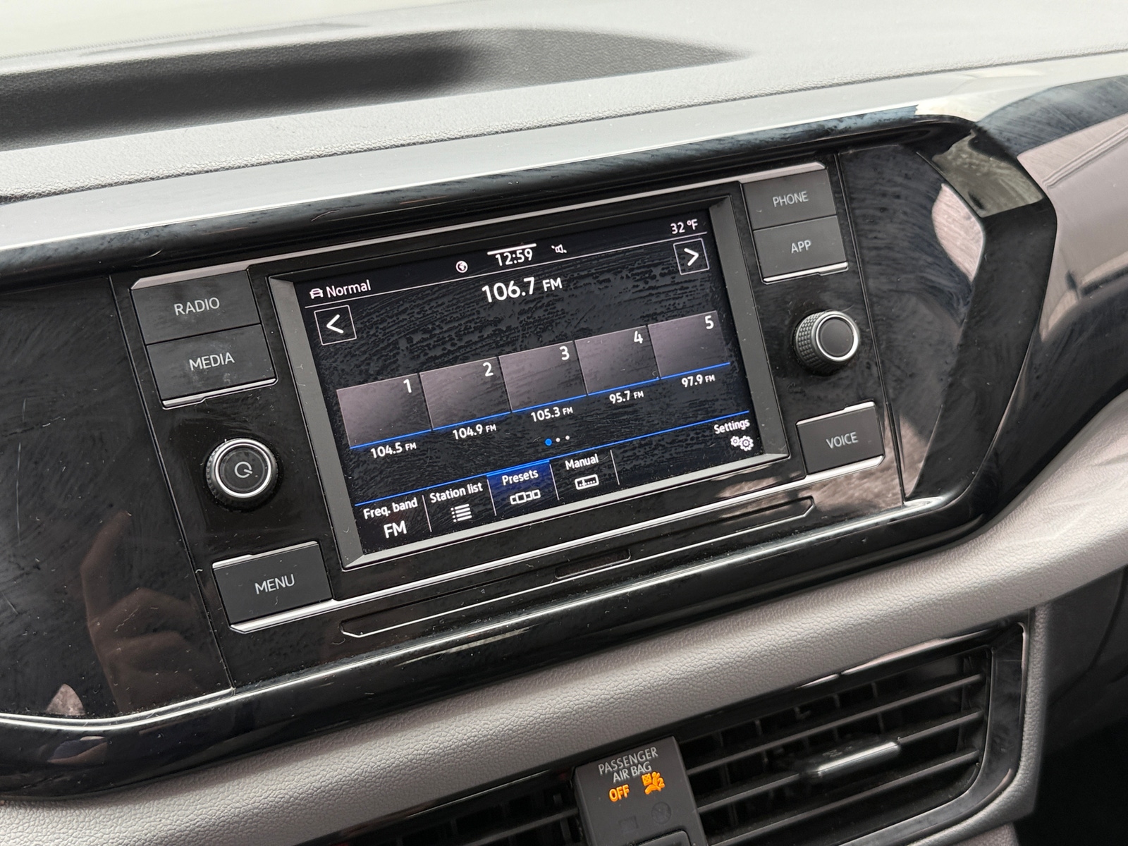 Thumbnail: 2022 Volkswagen Taos - 4