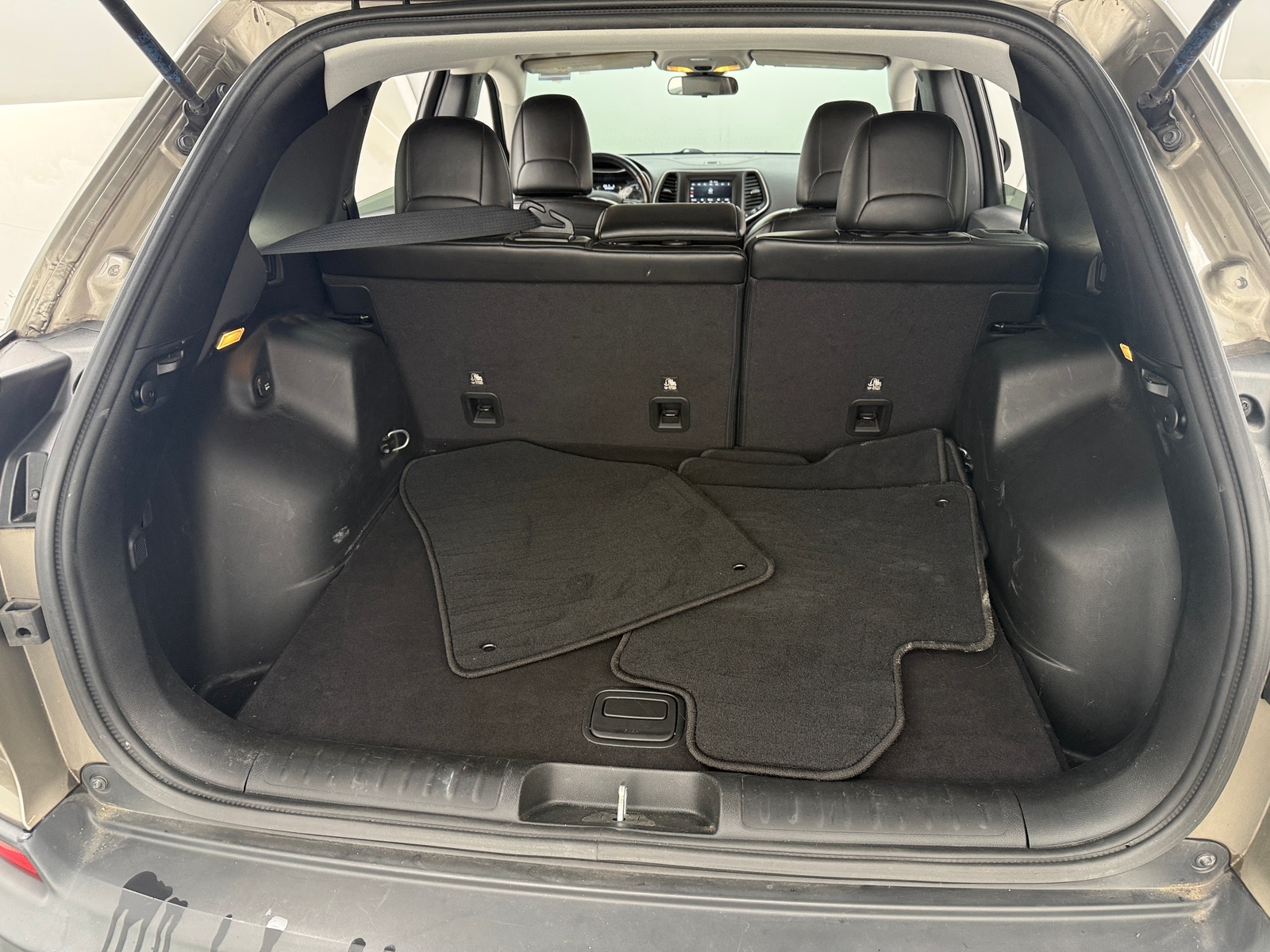 Thumbnail: 2019 Jeep Cherokee - 7