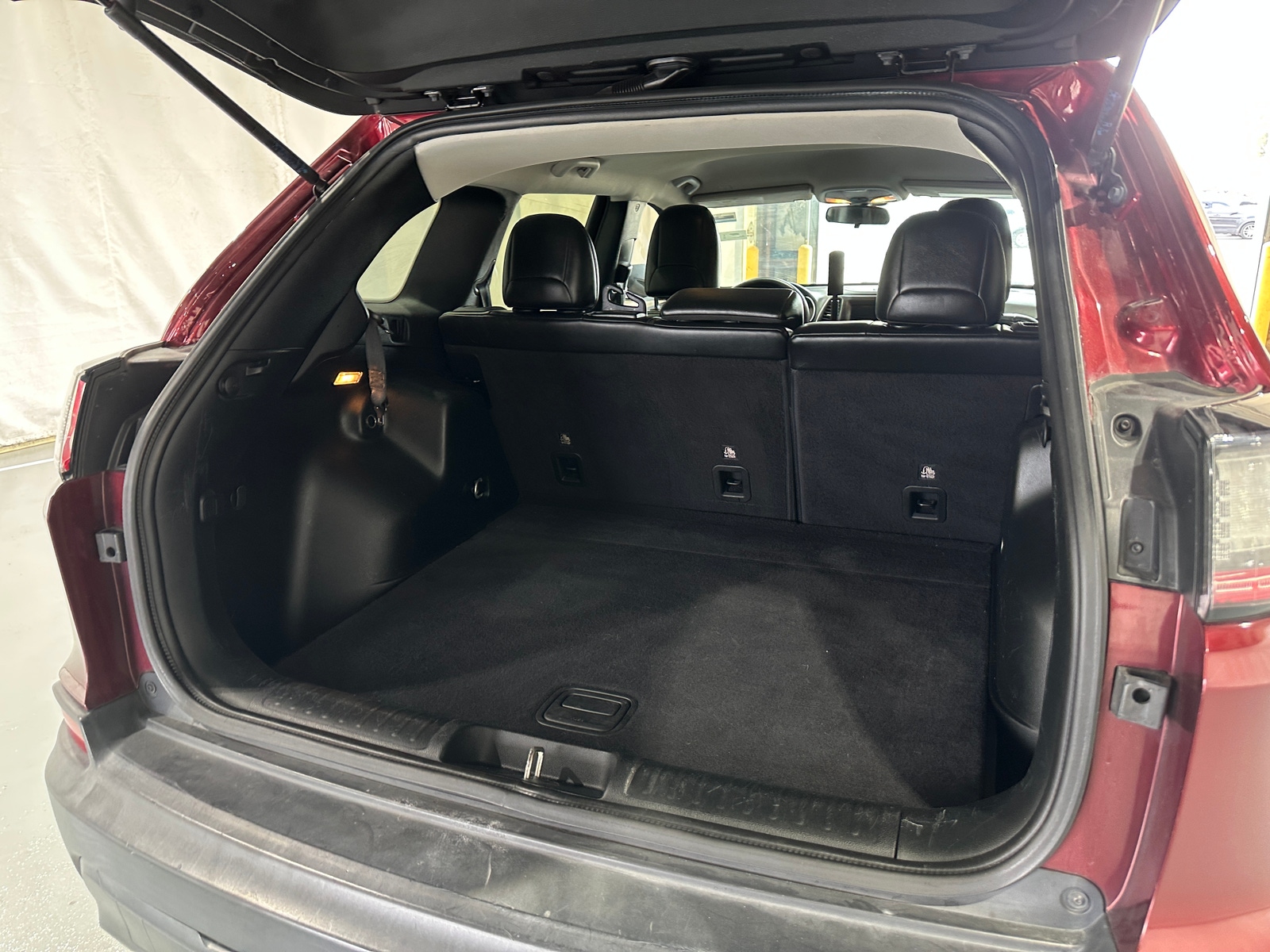 Thumbnail: 2019 Jeep Cherokee - 7