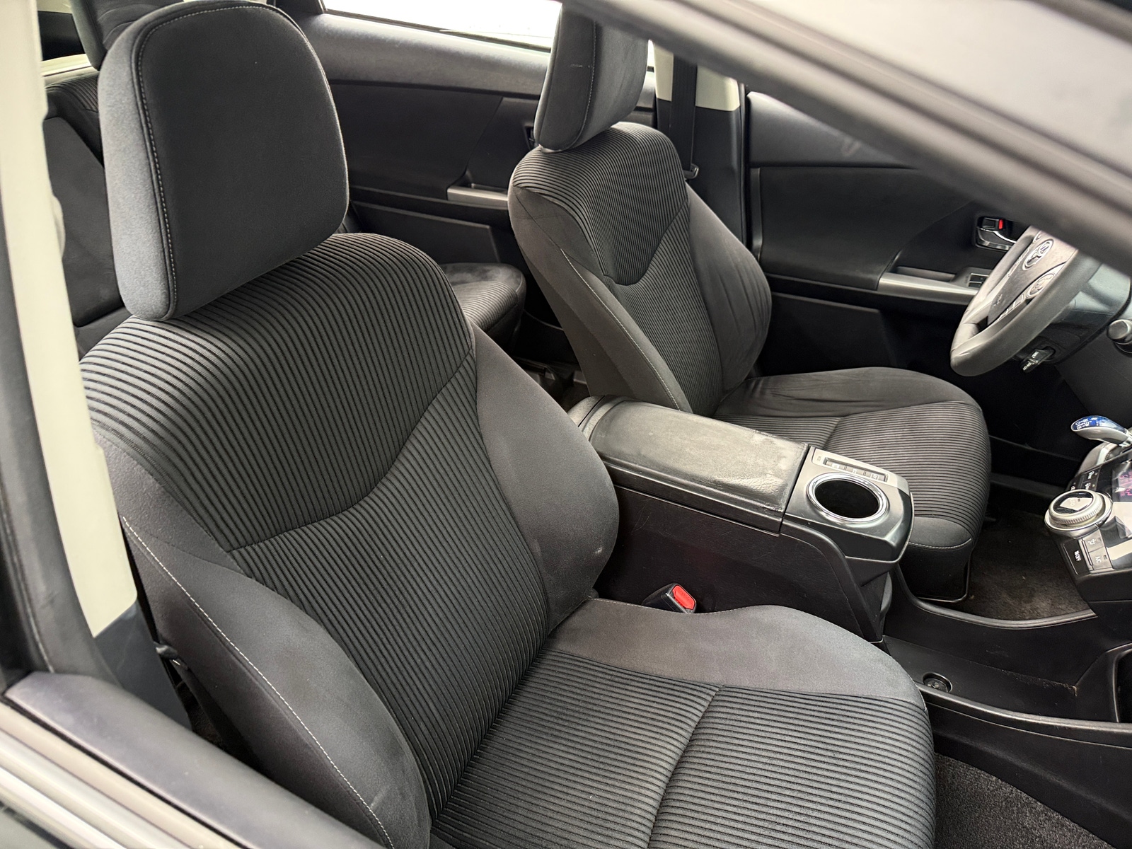 Thumbnail: 2016 Toyota Prius v - 2