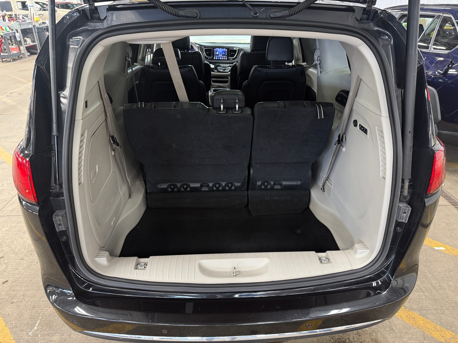 Thumbnail: 2018 Chrysler Pacifica - 6