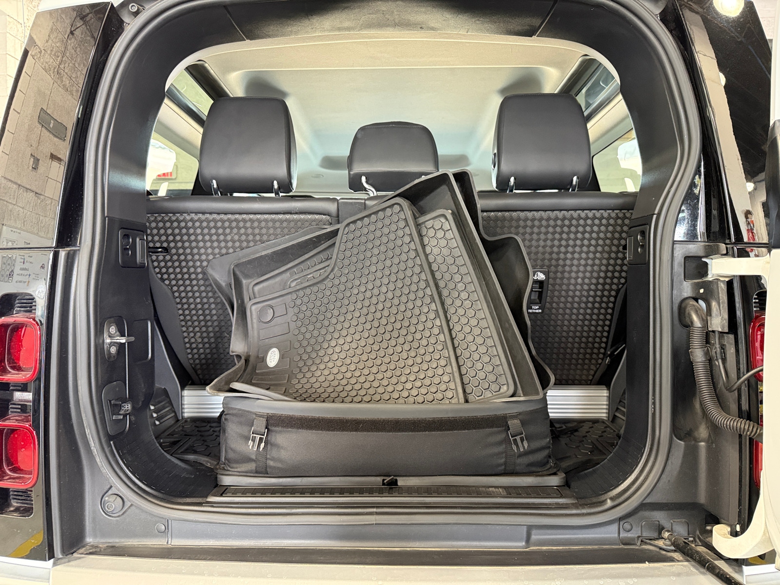 Thumbnail: 2022 Land Rover Defender - 6