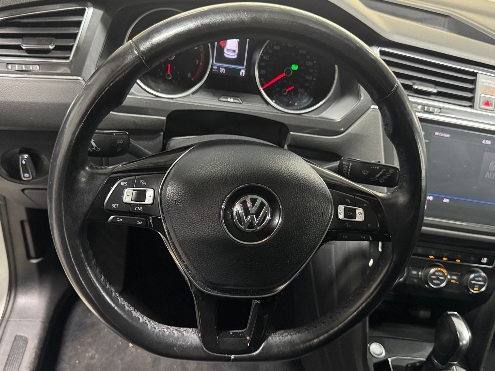 Thumbnail: 2018 Volkswagen Tiguan - 4