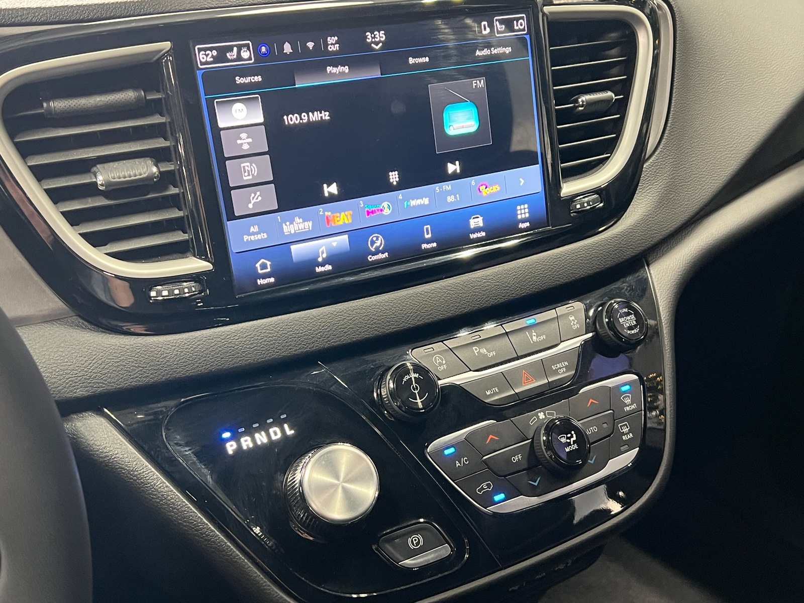 Thumbnail: 2025 Chrysler Pacifica - 3