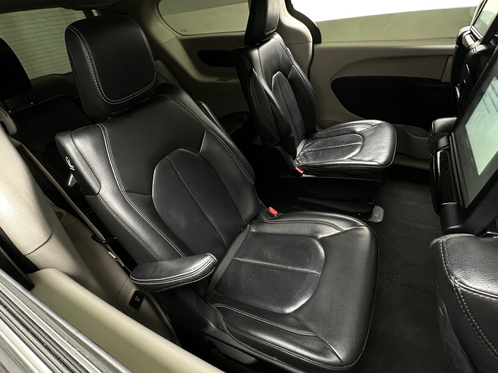 Thumbnail: 2022 Chrysler Pacifica - 5