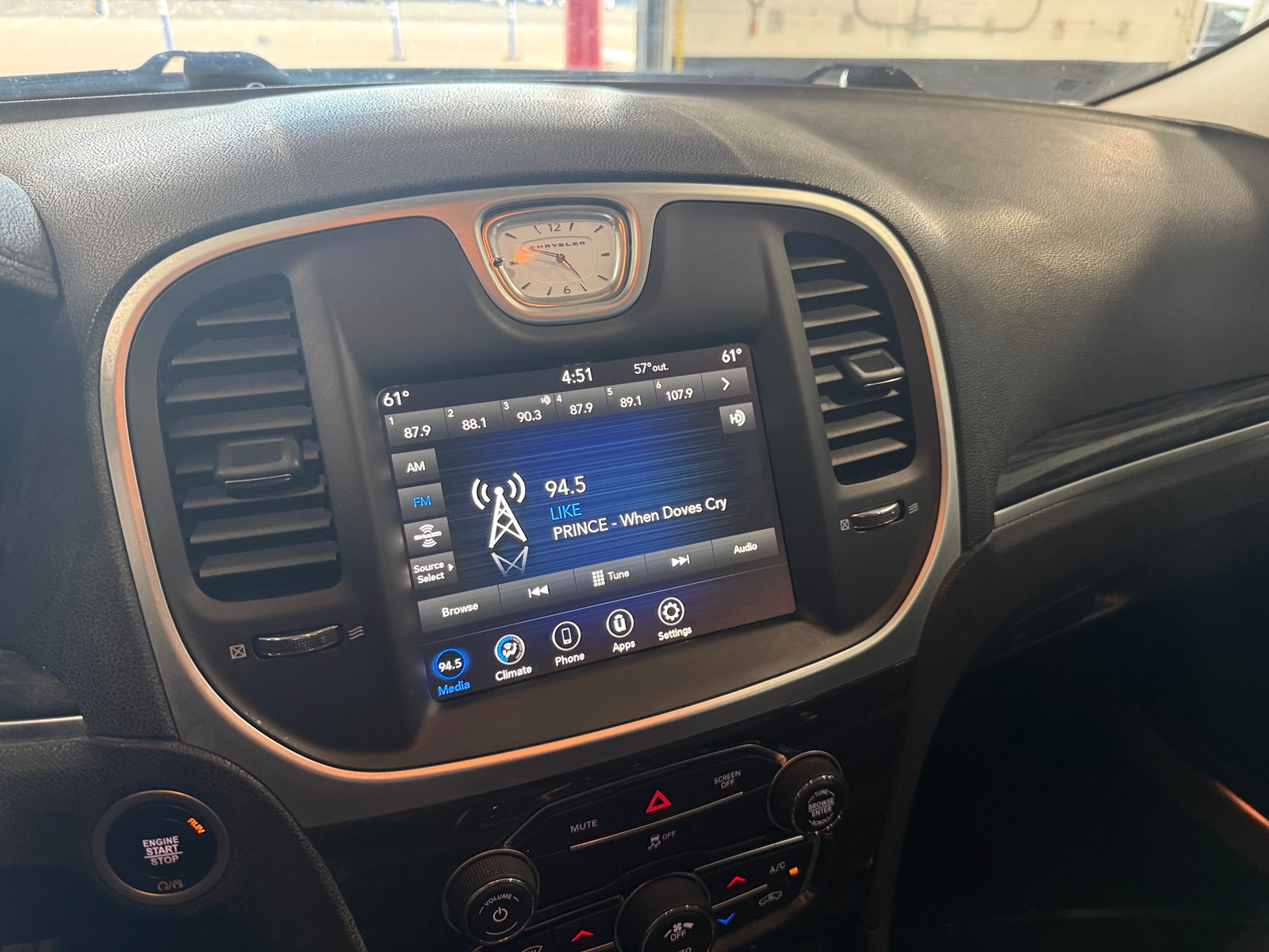 Thumbnail: 2022 Chrysler 300 - 4