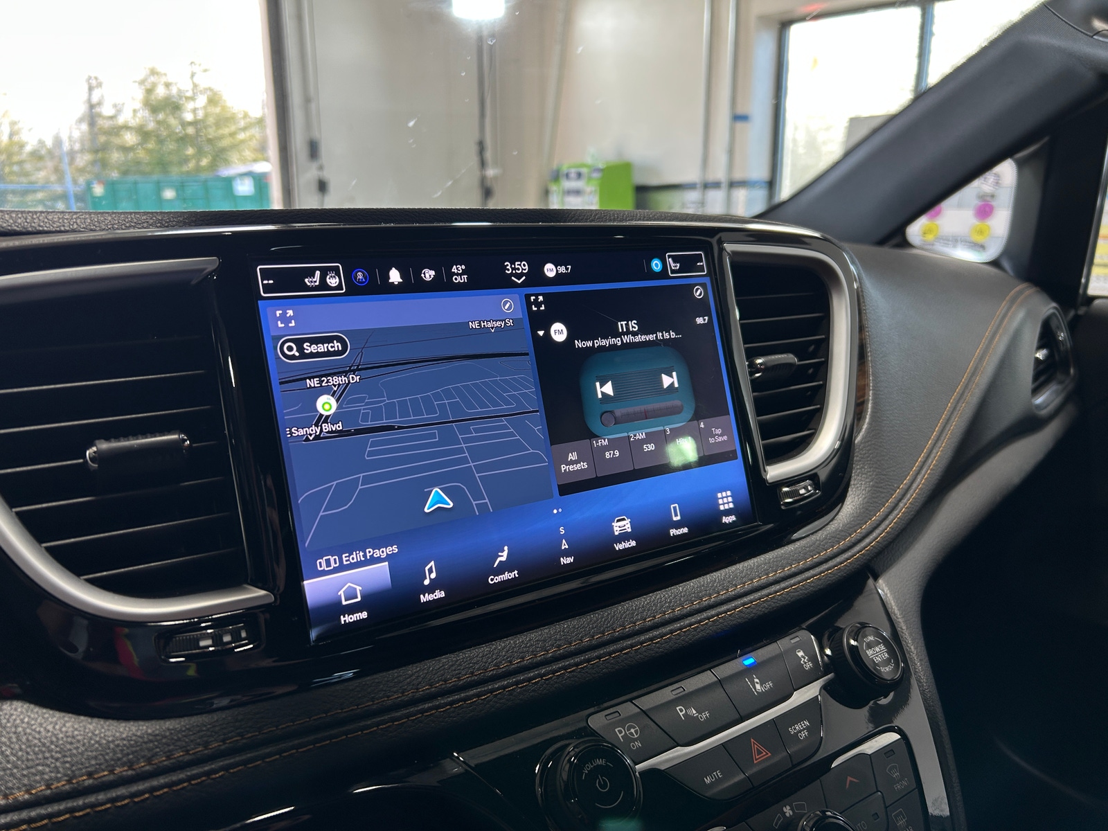 Thumbnail: 2023 Chrysler Pacifica - 3