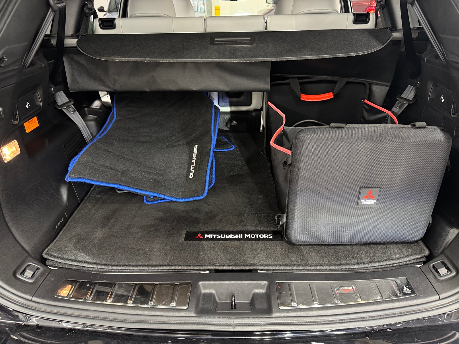 Thumbnail: 2023 Mitsubishi Outlander - 6