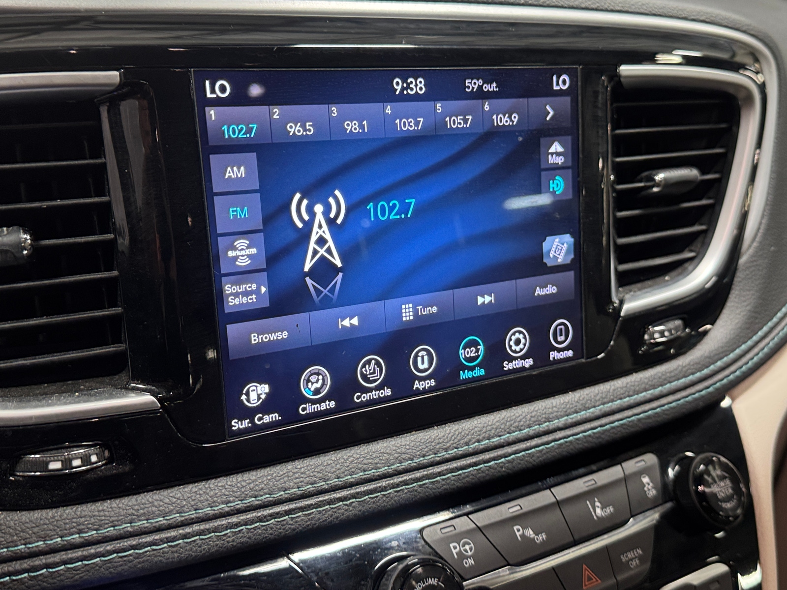 Thumbnail: 2018 Chrysler Pacifica - 3