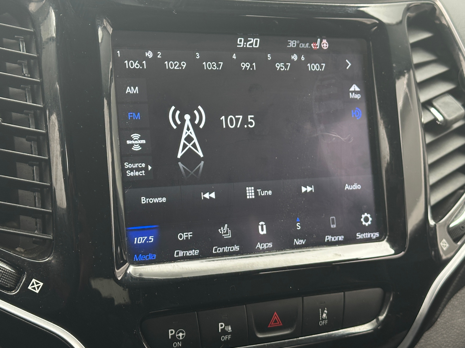 Thumbnail: 2020 Jeep Cherokee - 3