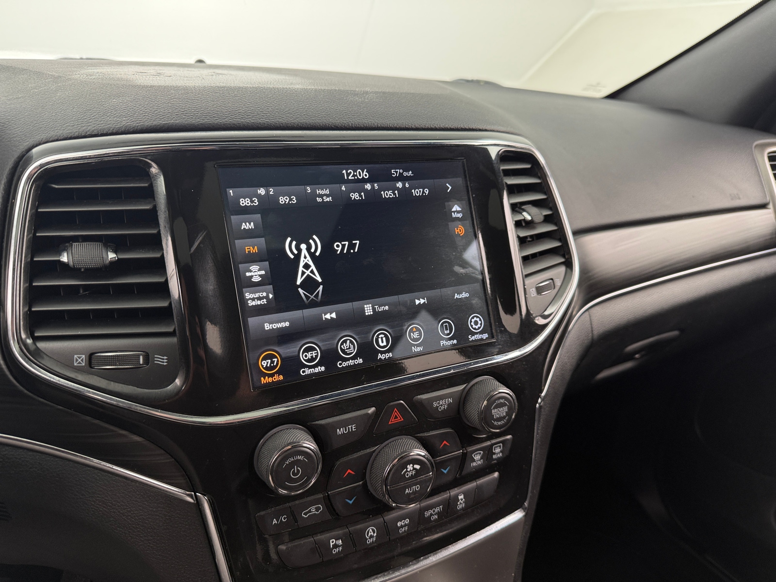 Thumbnail: 2022 Jeep Grand Cherokee - 3