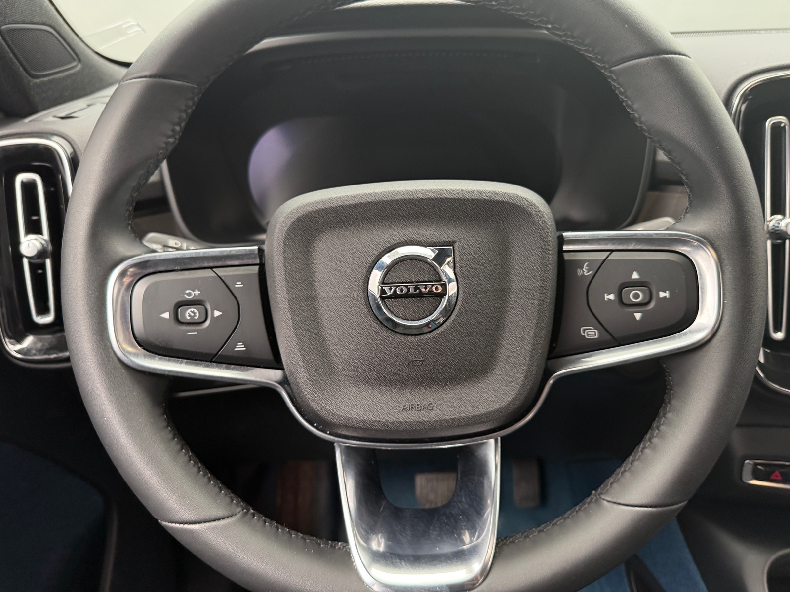 Thumbnail: 2023 Volvo C40 - 5