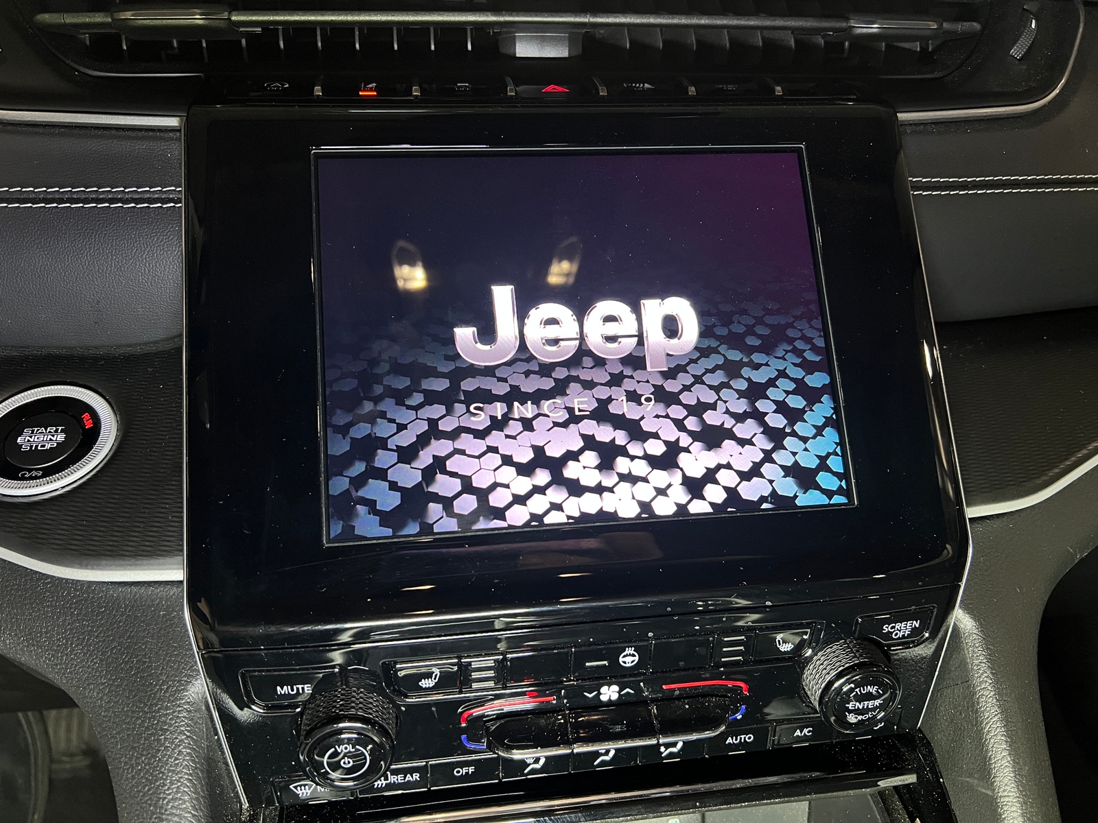 Thumbnail: 2023 Jeep Grand Cherokee L - 4