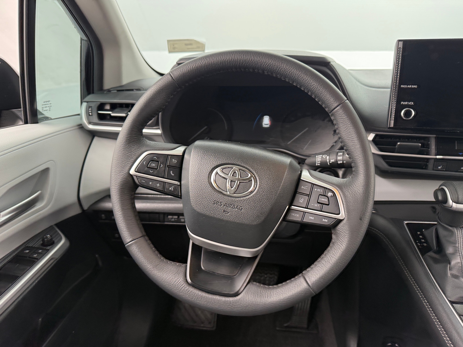 Thumbnail: 2025 Toyota Sienna - 4