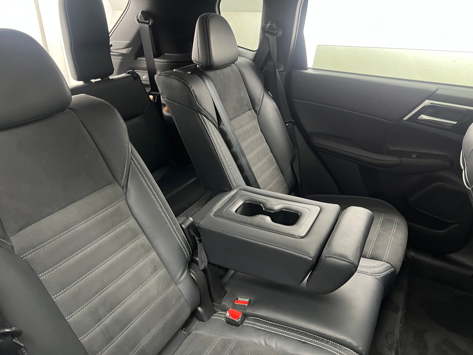 Thumbnail: 2023 Mitsubishi Outlander - 5