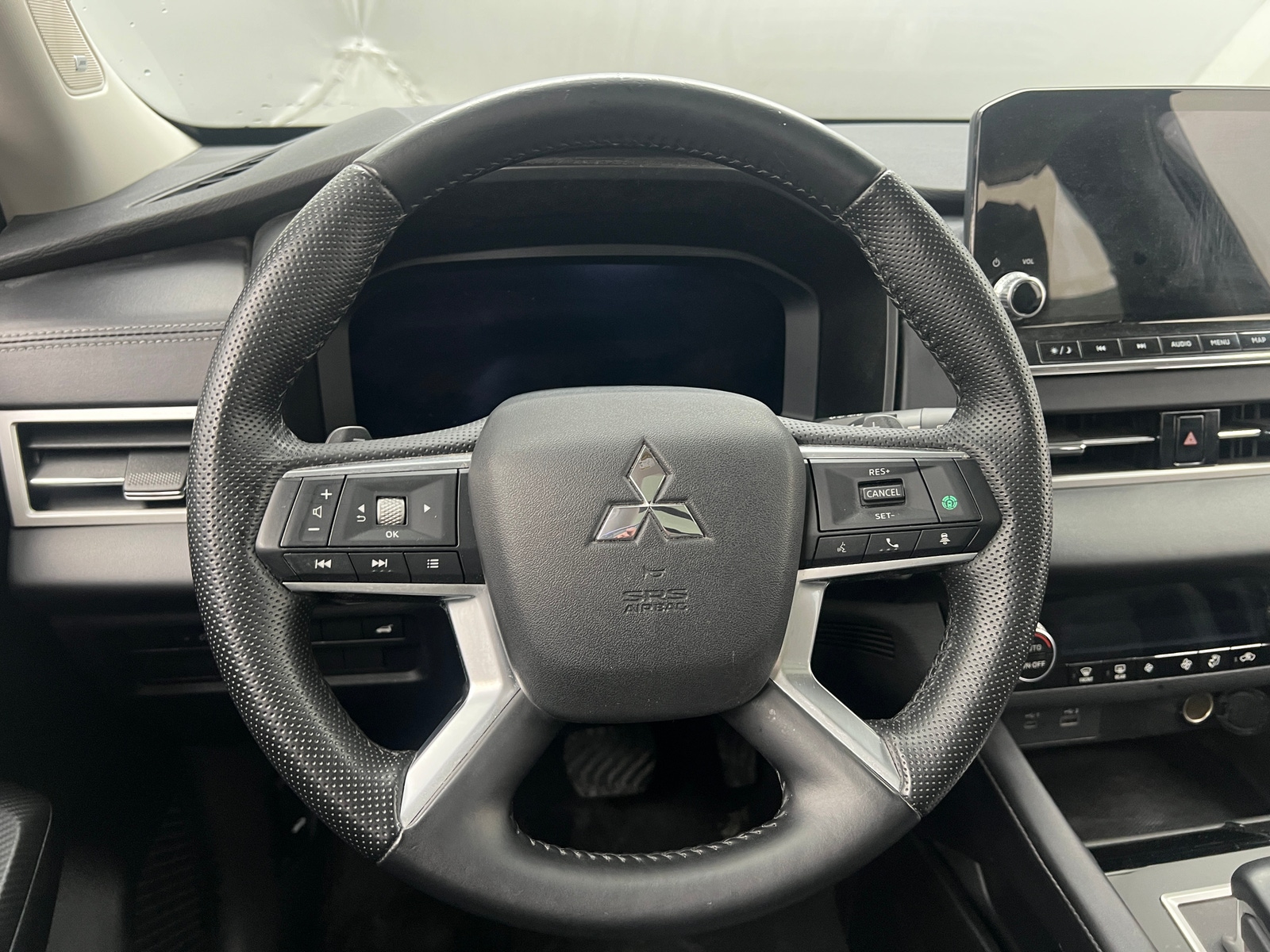 Thumbnail: 2023 Mitsubishi Outlander - 4