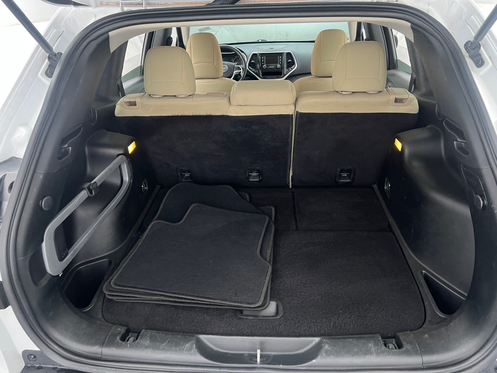 Thumbnail: 2018 Jeep Cherokee - 7